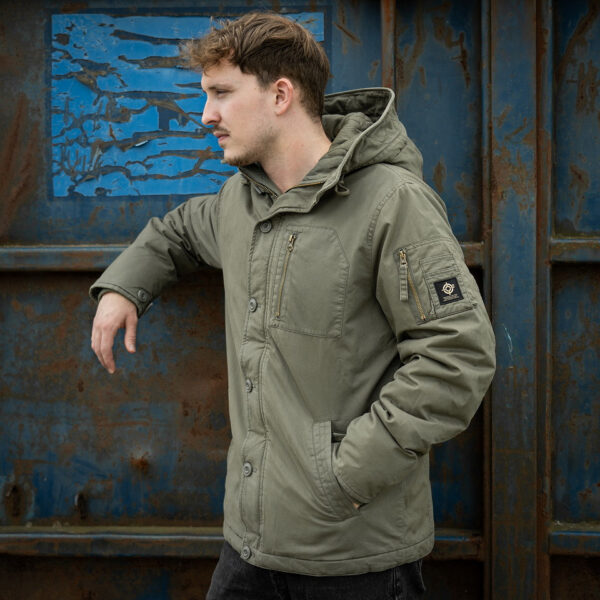 Commander Army Parka13 De Fostex Commander Army Parka combineert tijdloze stijl met moderne functionaliteit. Gemaakt van 100% katoen met een gewassen look, biedt deze mid-length parka ultiem comfort en warmte tijdens de koudere maanden. Met zorgvuldig ontworpen details zoals brushed look SAB® ritsen, een bomber-pocket op de mouw en fijn geweven labels, is deze jas zowel stijlvol als praktisch. De parka is ontworpen voor zowel outdoor-activiteiten als casual wear, en biedt een perfecte balans tussen bescherming tegen de elementen en een trendy, militaire look. De gevoerde capuchon en fleecevoering in de steekzakken zorgen voor extra warmte, terwijl de diverse zakken met ritsen en drukknoopsluitingen volop opbergruimte bieden. <div><a title="Maattabel" href="https://dedump.nl/wp-content/uploads/2024/08/Commander-Army-Parka-maattabel.png" target="_blank" rel="noopener"><button><span style="color: #ef471f; font-size: medium;"><strong>Maattabel</strong></span></button></a></div> <div></div>