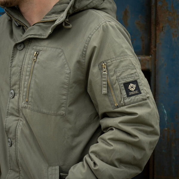Commander Army Parka14 De Fostex Commander Army Parka combineert tijdloze stijl met moderne functionaliteit. Gemaakt van 100% katoen met een gewassen look, biedt deze mid-length parka ultiem comfort en warmte tijdens de koudere maanden. Met zorgvuldig ontworpen details zoals brushed look SAB® ritsen, een bomber-pocket op de mouw en fijn geweven labels, is deze jas zowel stijlvol als praktisch. De parka is ontworpen voor zowel outdoor-activiteiten als casual wear, en biedt een perfecte balans tussen bescherming tegen de elementen en een trendy, militaire look. De gevoerde capuchon en fleecevoering in de steekzakken zorgen voor extra warmte, terwijl de diverse zakken met ritsen en drukknoopsluitingen volop opbergruimte bieden. <div><a title="Maattabel" href="https://dedump.nl/wp-content/uploads/2024/08/Commander-Army-Parka-maattabel.png" target="_blank" rel="noopener"><button><span style="color: #ef471f; font-size: medium;"><strong>Maattabel</strong></span></button></a></div> <div></div>