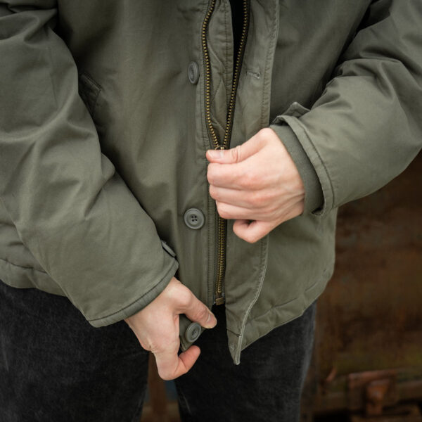 Commander Army Parka15 De Fostex Commander Army Parka combineert tijdloze stijl met moderne functionaliteit. Gemaakt van 100% katoen met een gewassen look, biedt deze mid-length parka ultiem comfort en warmte tijdens de koudere maanden. Met zorgvuldig ontworpen details zoals brushed look SAB® ritsen, een bomber-pocket op de mouw en fijn geweven labels, is deze jas zowel stijlvol als praktisch. De parka is ontworpen voor zowel outdoor-activiteiten als casual wear, en biedt een perfecte balans tussen bescherming tegen de elementen en een trendy, militaire look. De gevoerde capuchon en fleecevoering in de steekzakken zorgen voor extra warmte, terwijl de diverse zakken met ritsen en drukknoopsluitingen volop opbergruimte bieden. <div><a title="Maattabel" href="https://dedump.nl/wp-content/uploads/2024/08/Commander-Army-Parka-maattabel.png" target="_blank" rel="noopener"><button><span style="color: #ef471f; font-size: medium;"><strong>Maattabel</strong></span></button></a></div> <div></div>