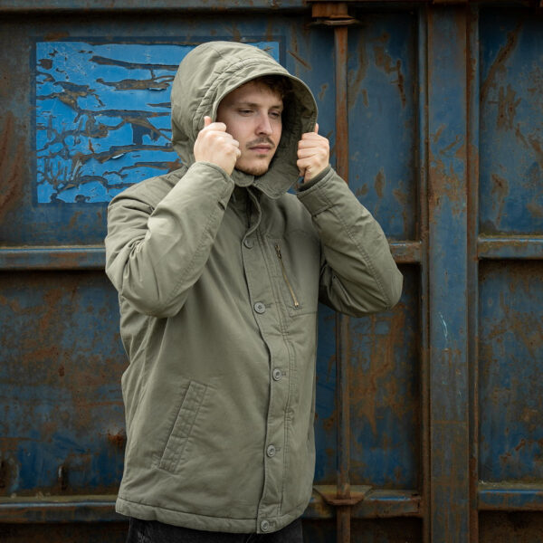 Commander Army Parka16 De Fostex Commander Army Parka combineert tijdloze stijl met moderne functionaliteit. Gemaakt van 100% katoen met een gewassen look, biedt deze mid-length parka ultiem comfort en warmte tijdens de koudere maanden. Met zorgvuldig ontworpen details zoals brushed look SAB® ritsen, een bomber-pocket op de mouw en fijn geweven labels, is deze jas zowel stijlvol als praktisch. De parka is ontworpen voor zowel outdoor-activiteiten als casual wear, en biedt een perfecte balans tussen bescherming tegen de elementen en een trendy, militaire look. De gevoerde capuchon en fleecevoering in de steekzakken zorgen voor extra warmte, terwijl de diverse zakken met ritsen en drukknoopsluitingen volop opbergruimte bieden. <div><a title="Maattabel" href="https://dedump.nl/wp-content/uploads/2024/08/Commander-Army-Parka-maattabel.png" target="_blank" rel="noopener"><button><span style="color: #ef471f; font-size: medium;"><strong>Maattabel</strong></span></button></a></div> <div></div>