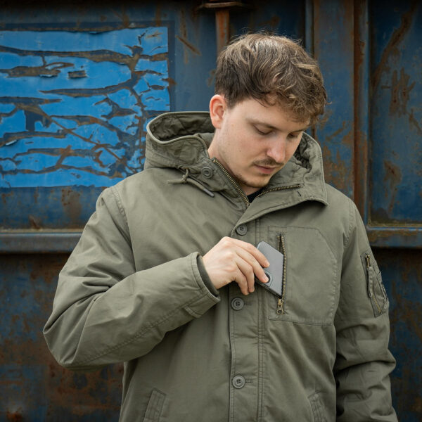 Commander Army Parka17 De Fostex Commander Army Parka combineert tijdloze stijl met moderne functionaliteit. Gemaakt van 100% katoen met een gewassen look, biedt deze mid-length parka ultiem comfort en warmte tijdens de koudere maanden. Met zorgvuldig ontworpen details zoals brushed look SAB® ritsen, een bomber-pocket op de mouw en fijn geweven labels, is deze jas zowel stijlvol als praktisch. De parka is ontworpen voor zowel outdoor-activiteiten als casual wear, en biedt een perfecte balans tussen bescherming tegen de elementen en een trendy, militaire look. De gevoerde capuchon en fleecevoering in de steekzakken zorgen voor extra warmte, terwijl de diverse zakken met ritsen en drukknoopsluitingen volop opbergruimte bieden. <div><a title="Maattabel" href="https://dedump.nl/wp-content/uploads/2024/08/Commander-Army-Parka-maattabel.png" target="_blank" rel="noopener"><button><span style="color: #ef471f; font-size: medium;"><strong>Maattabel</strong></span></button></a></div> <div></div>