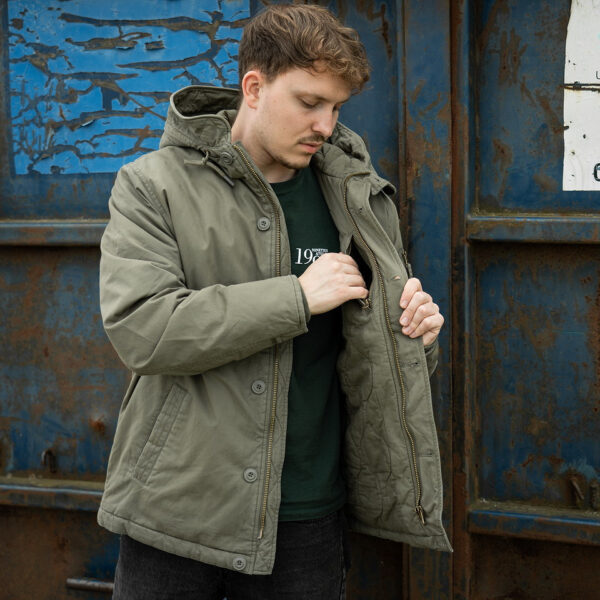 Commander Army Parka18 De Fostex Commander Army Parka combineert tijdloze stijl met moderne functionaliteit. Gemaakt van 100% katoen met een gewassen look, biedt deze mid-length parka ultiem comfort en warmte tijdens de koudere maanden. Met zorgvuldig ontworpen details zoals brushed look SAB® ritsen, een bomber-pocket op de mouw en fijn geweven labels, is deze jas zowel stijlvol als praktisch. De parka is ontworpen voor zowel outdoor-activiteiten als casual wear, en biedt een perfecte balans tussen bescherming tegen de elementen en een trendy, militaire look. De gevoerde capuchon en fleecevoering in de steekzakken zorgen voor extra warmte, terwijl de diverse zakken met ritsen en drukknoopsluitingen volop opbergruimte bieden. <div><a title="Maattabel" href="https://dedump.nl/wp-content/uploads/2024/08/Commander-Army-Parka-maattabel.png" target="_blank" rel="noopener"><button><span style="color: #ef471f; font-size: medium;"><strong>Maattabel</strong></span></button></a></div> <div></div>