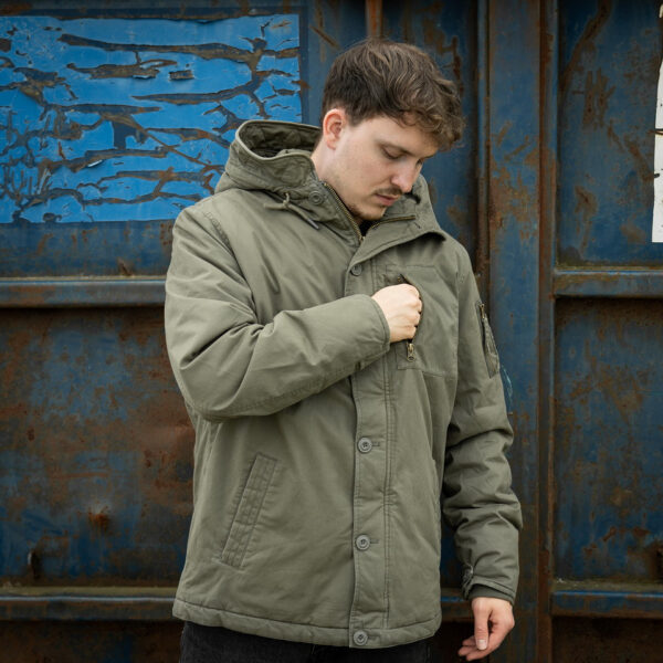 Commander Army Parka19 De Fostex Commander Army Parka combineert tijdloze stijl met moderne functionaliteit. Gemaakt van 100% katoen met een gewassen look, biedt deze mid-length parka ultiem comfort en warmte tijdens de koudere maanden. Met zorgvuldig ontworpen details zoals brushed look SAB® ritsen, een bomber-pocket op de mouw en fijn geweven labels, is deze jas zowel stijlvol als praktisch. De parka is ontworpen voor zowel outdoor-activiteiten als casual wear, en biedt een perfecte balans tussen bescherming tegen de elementen en een trendy, militaire look. De gevoerde capuchon en fleecevoering in de steekzakken zorgen voor extra warmte, terwijl de diverse zakken met ritsen en drukknoopsluitingen volop opbergruimte bieden. <div><a title="Maattabel" href="https://dedump.nl/wp-content/uploads/2024/08/Commander-Army-Parka-maattabel.png" target="_blank" rel="noopener"><button><span style="color: #ef471f; font-size: medium;"><strong>Maattabel</strong></span></button></a></div> <div></div>