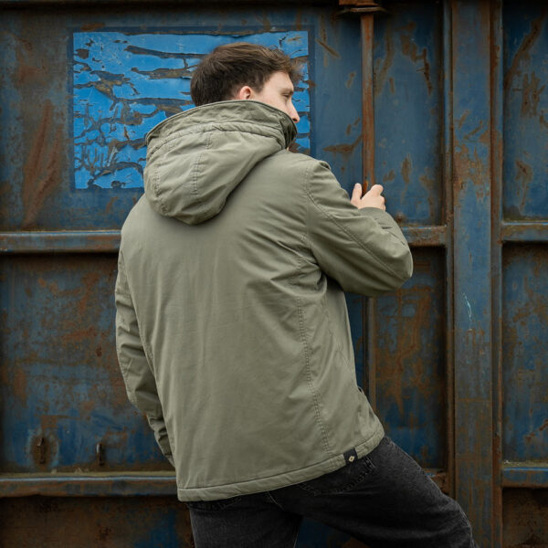 Commander Army Parka20 De Fostex Commander Army Parka combineert tijdloze stijl met moderne functionaliteit. Gemaakt van 100% katoen met een gewassen look, biedt deze mid-length parka ultiem comfort en warmte tijdens de koudere maanden. Met zorgvuldig ontworpen details zoals brushed look SAB® ritsen, een bomber-pocket op de mouw en fijn geweven labels, is deze jas zowel stijlvol als praktisch. De parka is ontworpen voor zowel outdoor-activiteiten als casual wear, en biedt een perfecte balans tussen bescherming tegen de elementen en een trendy, militaire look. De gevoerde capuchon en fleecevoering in de steekzakken zorgen voor extra warmte, terwijl de diverse zakken met ritsen en drukknoopsluitingen volop opbergruimte bieden. <div><a title="Maattabel" href="https://dedump.nl/wp-content/uploads/2024/08/Commander-Army-Parka-maattabel.png" target="_blank" rel="noopener"><button><span style="color: #ef471f; font-size: medium;"><strong>Maattabel</strong></span></button></a></div> <div></div>