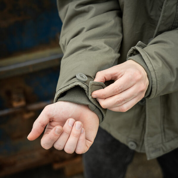 Commander Army Parka21 De Fostex Commander Army Parka combineert tijdloze stijl met moderne functionaliteit. Gemaakt van 100% katoen met een gewassen look, biedt deze mid-length parka ultiem comfort en warmte tijdens de koudere maanden. Met zorgvuldig ontworpen details zoals brushed look SAB® ritsen, een bomber-pocket op de mouw en fijn geweven labels, is deze jas zowel stijlvol als praktisch. De parka is ontworpen voor zowel outdoor-activiteiten als casual wear, en biedt een perfecte balans tussen bescherming tegen de elementen en een trendy, militaire look. De gevoerde capuchon en fleecevoering in de steekzakken zorgen voor extra warmte, terwijl de diverse zakken met ritsen en drukknoopsluitingen volop opbergruimte bieden. <div><a title="Maattabel" href="https://dedump.nl/wp-content/uploads/2024/08/Commander-Army-Parka-maattabel.png" target="_blank" rel="noopener"><button><span style="color: #ef471f; font-size: medium;"><strong>Maattabel</strong></span></button></a></div> <div></div>