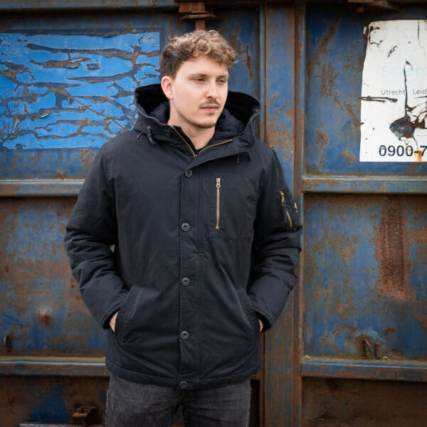 Commander Army Parka32 De Fostex Commander Army Parka combineert tijdloze stijl met moderne functionaliteit. Gemaakt van 100% katoen met een gewassen look, biedt deze mid-length parka ultiem comfort en warmte tijdens de koudere maanden. Met zorgvuldig ontworpen details zoals brushed look SAB® ritsen, een bomber-pocket op de mouw en fijn geweven labels, is deze jas zowel stijlvol als praktisch. De parka is ontworpen voor zowel outdoor-activiteiten als casual wear, en biedt een perfecte balans tussen bescherming tegen de elementen en een trendy, militaire look. De gevoerde capuchon en fleecevoering in de steekzakken zorgen voor extra warmte, terwijl de diverse zakken met ritsen en drukknoopsluitingen volop opbergruimte bieden. <div><a title="Maattabel" href="https://dedump.nl/wp-content/uploads/2024/08/Commander-Army-Parka-maattabel.png" target="_blank" rel="noopener"><button><span style="color: #ef471f; font-size: medium;"><strong>Maattabel</strong></span></button></a></div> <div></div>