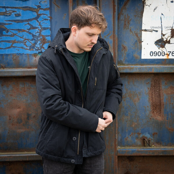 Commander Army Parka33 De Fostex Commander Army Parka combineert tijdloze stijl met moderne functionaliteit. Gemaakt van 100% katoen met een gewassen look, biedt deze mid-length parka ultiem comfort en warmte tijdens de koudere maanden. Met zorgvuldig ontworpen details zoals brushed look SAB® ritsen, een bomber-pocket op de mouw en fijn geweven labels, is deze jas zowel stijlvol als praktisch. De parka is ontworpen voor zowel outdoor-activiteiten als casual wear, en biedt een perfecte balans tussen bescherming tegen de elementen en een trendy, militaire look. De gevoerde capuchon en fleecevoering in de steekzakken zorgen voor extra warmte, terwijl de diverse zakken met ritsen en drukknoopsluitingen volop opbergruimte bieden. <div><a title="Maattabel" href="https://dedump.nl/wp-content/uploads/2024/08/Commander-Army-Parka-maattabel.png" target="_blank" rel="noopener"><button><span style="color: #ef471f; font-size: medium;"><strong>Maattabel</strong></span></button></a></div> <div></div>