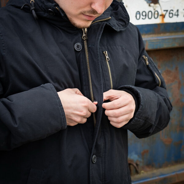 Commander Army Parka34 De Fostex Commander Army Parka combineert tijdloze stijl met moderne functionaliteit. Gemaakt van 100% katoen met een gewassen look, biedt deze mid-length parka ultiem comfort en warmte tijdens de koudere maanden. Met zorgvuldig ontworpen details zoals brushed look SAB® ritsen, een bomber-pocket op de mouw en fijn geweven labels, is deze jas zowel stijlvol als praktisch. De parka is ontworpen voor zowel outdoor-activiteiten als casual wear, en biedt een perfecte balans tussen bescherming tegen de elementen en een trendy, militaire look. De gevoerde capuchon en fleecevoering in de steekzakken zorgen voor extra warmte, terwijl de diverse zakken met ritsen en drukknoopsluitingen volop opbergruimte bieden. <div><a title="Maattabel" href="https://dedump.nl/wp-content/uploads/2024/08/Commander-Army-Parka-maattabel.png" target="_blank" rel="noopener"><button><span style="color: #ef471f; font-size: medium;"><strong>Maattabel</strong></span></button></a></div> <div></div>