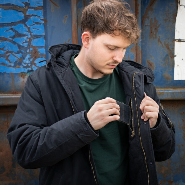 Commander Army Parka35 De Fostex Commander Army Parka combineert tijdloze stijl met moderne functionaliteit. Gemaakt van 100% katoen met een gewassen look, biedt deze mid-length parka ultiem comfort en warmte tijdens de koudere maanden. Met zorgvuldig ontworpen details zoals brushed look SAB® ritsen, een bomber-pocket op de mouw en fijn geweven labels, is deze jas zowel stijlvol als praktisch. De parka is ontworpen voor zowel outdoor-activiteiten als casual wear, en biedt een perfecte balans tussen bescherming tegen de elementen en een trendy, militaire look. De gevoerde capuchon en fleecevoering in de steekzakken zorgen voor extra warmte, terwijl de diverse zakken met ritsen en drukknoopsluitingen volop opbergruimte bieden. <div><a title="Maattabel" href="https://dedump.nl/wp-content/uploads/2024/08/Commander-Army-Parka-maattabel.png" target="_blank" rel="noopener"><button><span style="color: #ef471f; font-size: medium;"><strong>Maattabel</strong></span></button></a></div> <div></div>