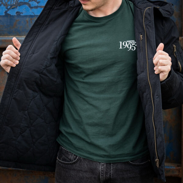 Commander Army Parka36 De Fostex Commander Army Parka combineert tijdloze stijl met moderne functionaliteit. Gemaakt van 100% katoen met een gewassen look, biedt deze mid-length parka ultiem comfort en warmte tijdens de koudere maanden. Met zorgvuldig ontworpen details zoals brushed look SAB® ritsen, een bomber-pocket op de mouw en fijn geweven labels, is deze jas zowel stijlvol als praktisch. De parka is ontworpen voor zowel outdoor-activiteiten als casual wear, en biedt een perfecte balans tussen bescherming tegen de elementen en een trendy, militaire look. De gevoerde capuchon en fleecevoering in de steekzakken zorgen voor extra warmte, terwijl de diverse zakken met ritsen en drukknoopsluitingen volop opbergruimte bieden. <div><a title="Maattabel" href="https://dedump.nl/wp-content/uploads/2024/08/Commander-Army-Parka-maattabel.png" target="_blank" rel="noopener"><button><span style="color: #ef471f; font-size: medium;"><strong>Maattabel</strong></span></button></a></div> <div></div>