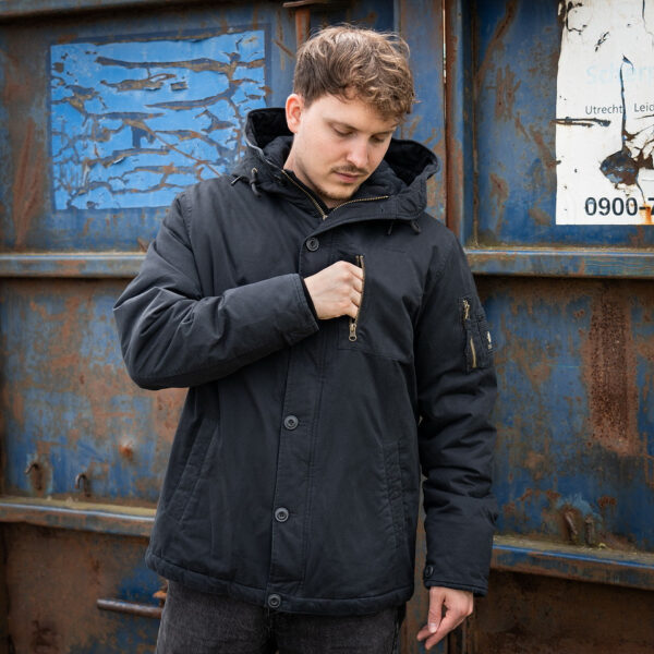 Commander Army Parka37 De Fostex Commander Army Parka combineert tijdloze stijl met moderne functionaliteit. Gemaakt van 100% katoen met een gewassen look, biedt deze mid-length parka ultiem comfort en warmte tijdens de koudere maanden. Met zorgvuldig ontworpen details zoals brushed look SAB® ritsen, een bomber-pocket op de mouw en fijn geweven labels, is deze jas zowel stijlvol als praktisch. De parka is ontworpen voor zowel outdoor-activiteiten als casual wear, en biedt een perfecte balans tussen bescherming tegen de elementen en een trendy, militaire look. De gevoerde capuchon en fleecevoering in de steekzakken zorgen voor extra warmte, terwijl de diverse zakken met ritsen en drukknoopsluitingen volop opbergruimte bieden. <div><a title="Maattabel" href="https://dedump.nl/wp-content/uploads/2024/08/Commander-Army-Parka-maattabel.png" target="_blank" rel="noopener"><button><span style="color: #ef471f; font-size: medium;"><strong>Maattabel</strong></span></button></a></div> <div></div>