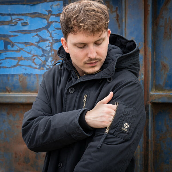 Commander Army Parka38 De Fostex Commander Army Parka combineert tijdloze stijl met moderne functionaliteit. Gemaakt van 100% katoen met een gewassen look, biedt deze mid-length parka ultiem comfort en warmte tijdens de koudere maanden. Met zorgvuldig ontworpen details zoals brushed look SAB® ritsen, een bomber-pocket op de mouw en fijn geweven labels, is deze jas zowel stijlvol als praktisch. De parka is ontworpen voor zowel outdoor-activiteiten als casual wear, en biedt een perfecte balans tussen bescherming tegen de elementen en een trendy, militaire look. De gevoerde capuchon en fleecevoering in de steekzakken zorgen voor extra warmte, terwijl de diverse zakken met ritsen en drukknoopsluitingen volop opbergruimte bieden. <div><a title="Maattabel" href="https://dedump.nl/wp-content/uploads/2024/08/Commander-Army-Parka-maattabel.png" target="_blank" rel="noopener"><button><span style="color: #ef471f; font-size: medium;"><strong>Maattabel</strong></span></button></a></div> <div></div>