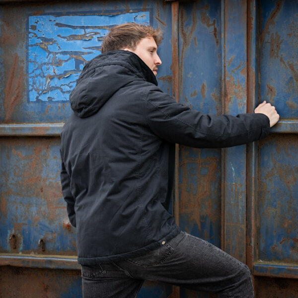 Commander Army Parka39 De Fostex Commander Army Parka combineert tijdloze stijl met moderne functionaliteit. Gemaakt van 100% katoen met een gewassen look, biedt deze mid-length parka ultiem comfort en warmte tijdens de koudere maanden. Met zorgvuldig ontworpen details zoals brushed look SAB® ritsen, een bomber-pocket op de mouw en fijn geweven labels, is deze jas zowel stijlvol als praktisch. De parka is ontworpen voor zowel outdoor-activiteiten als casual wear, en biedt een perfecte balans tussen bescherming tegen de elementen en een trendy, militaire look. De gevoerde capuchon en fleecevoering in de steekzakken zorgen voor extra warmte, terwijl de diverse zakken met ritsen en drukknoopsluitingen volop opbergruimte bieden. <div><a title="Maattabel" href="https://dedump.nl/wp-content/uploads/2024/08/Commander-Army-Parka-maattabel.png" target="_blank" rel="noopener"><button><span style="color: #ef471f; font-size: medium;"><strong>Maattabel</strong></span></button></a></div> <div></div>