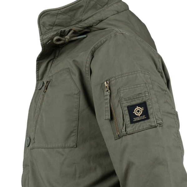 Commander Army Parka4 De Fostex Commander Army Parka combineert tijdloze stijl met moderne functionaliteit. Gemaakt van 100% katoen met een gewassen look, biedt deze mid-length parka ultiem comfort en warmte tijdens de koudere maanden. Met zorgvuldig ontworpen details zoals brushed look SAB® ritsen, een bomber-pocket op de mouw en fijn geweven labels, is deze jas zowel stijlvol als praktisch. De parka is ontworpen voor zowel outdoor-activiteiten als casual wear, en biedt een perfecte balans tussen bescherming tegen de elementen en een trendy, militaire look. De gevoerde capuchon en fleecevoering in de steekzakken zorgen voor extra warmte, terwijl de diverse zakken met ritsen en drukknoopsluitingen volop opbergruimte bieden. <div><a title="Maattabel" href="https://dedump.nl/wp-content/uploads/2024/08/Commander-Army-Parka-maattabel.png" target="_blank" rel="noopener"><button><span style="color: #ef471f; font-size: medium;"><strong>Maattabel</strong></span></button></a></div> <div></div>