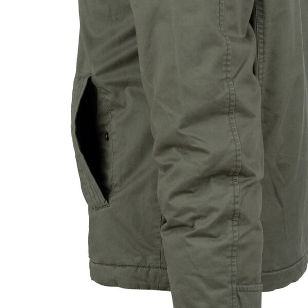 Commander Army Parka5 De Fostex Commander Army Parka combineert tijdloze stijl met moderne functionaliteit. Gemaakt van 100% katoen met een gewassen look, biedt deze mid-length parka ultiem comfort en warmte tijdens de koudere maanden. Met zorgvuldig ontworpen details zoals brushed look SAB® ritsen, een bomber-pocket op de mouw en fijn geweven labels, is deze jas zowel stijlvol als praktisch. De parka is ontworpen voor zowel outdoor-activiteiten als casual wear, en biedt een perfecte balans tussen bescherming tegen de elementen en een trendy, militaire look. De gevoerde capuchon en fleecevoering in de steekzakken zorgen voor extra warmte, terwijl de diverse zakken met ritsen en drukknoopsluitingen volop opbergruimte bieden. <div><a title="Maattabel" href="https://dedump.nl/wp-content/uploads/2024/08/Commander-Army-Parka-maattabel.png" target="_blank" rel="noopener"><button><span style="color: #ef471f; font-size: medium;"><strong>Maattabel</strong></span></button></a></div> <div></div>