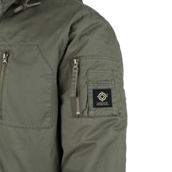 Commander Army Parka7 De Fostex Commander Army Parka combineert tijdloze stijl met moderne functionaliteit. Gemaakt van 100% katoen met een gewassen look, biedt deze mid-length parka ultiem comfort en warmte tijdens de koudere maanden. Met zorgvuldig ontworpen details zoals brushed look SAB® ritsen, een bomber-pocket op de mouw en fijn geweven labels, is deze jas zowel stijlvol als praktisch. De parka is ontworpen voor zowel outdoor-activiteiten als casual wear, en biedt een perfecte balans tussen bescherming tegen de elementen en een trendy, militaire look. De gevoerde capuchon en fleecevoering in de steekzakken zorgen voor extra warmte, terwijl de diverse zakken met ritsen en drukknoopsluitingen volop opbergruimte bieden. <div><a title="Maattabel" href="https://dedump.nl/wp-content/uploads/2024/08/Commander-Army-Parka-maattabel.png" target="_blank" rel="noopener"><button><span style="color: #ef471f; font-size: medium;"><strong>Maattabel</strong></span></button></a></div> <div></div>