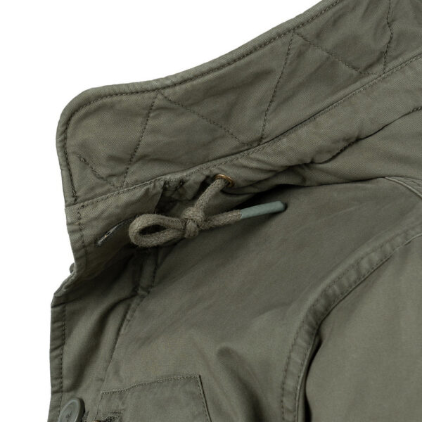 Commander Army Parka9 De Fostex Commander Army Parka combineert tijdloze stijl met moderne functionaliteit. Gemaakt van 100% katoen met een gewassen look, biedt deze mid-length parka ultiem comfort en warmte tijdens de koudere maanden. Met zorgvuldig ontworpen details zoals brushed look SAB® ritsen, een bomber-pocket op de mouw en fijn geweven labels, is deze jas zowel stijlvol als praktisch. De parka is ontworpen voor zowel outdoor-activiteiten als casual wear, en biedt een perfecte balans tussen bescherming tegen de elementen en een trendy, militaire look. De gevoerde capuchon en fleecevoering in de steekzakken zorgen voor extra warmte, terwijl de diverse zakken met ritsen en drukknoopsluitingen volop opbergruimte bieden. <div><a title="Maattabel" href="https://dedump.nl/wp-content/uploads/2024/08/Commander-Army-Parka-maattabel.png" target="_blank" rel="noopener"><button><span style="color: #ef471f; font-size: medium;"><strong>Maattabel</strong></span></button></a></div> <div></div>