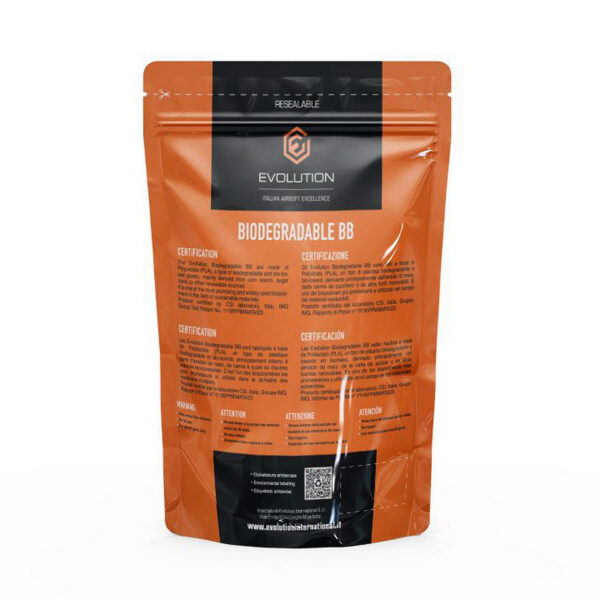 Evolution 020g High Performance BBs Bio 1kg zak1 De Evolution 0,20g High Performance BBs Bio bieden een ongeëvenaarde combinatie van prestaties en milieuvriendelijkheid, speciaal ontworpen voor de veeleisende airsoft-enthousiast. Deze BBs zijn vervaardigd uit PLA, een biologisch afbreekbaar materiaal afkomstig van hernieuwbare plantaardige bronnen, wat zorgt voor een lagere milieu-impact en een duurzamer spel. Met een maat van 5,95 mm en een nauwkeurigheidstolerantie van ±0,01 mm, zijn deze BBs perfect voor gebruik met hoogwaardige airsoft replica's. De gladde, uniforme oppervlakte van de BBs draagt bij aan verbeterde schietnauwkeurigheid en consistentie, terwijl geavanceerde productietechnologie luchtbellen voorkomt, waardoor een perfecte balans wordt gegarandeerd. Deze BBs zijn gecertificeerd in Italië door het CSI-laboratorium van de IMQ-groep, wat hun hoge kwaliteit en veiligheid bevestigt. Dankzij hun biologisch afbreekbare samenstelling breken Evolution BBs gemakkelijk af in composteerbare omgevingen, wat helpt om vervuiling te verminderen.  
