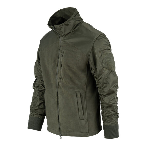 MA 1 Fleece Bomber Jacket1 De MA-1 Fleece Bomber Jacket combineert het beste van twee werelden: het comfort van een fleecejack en het iconische ontwerp van het MA-1 Bomberjack. Dit jack is gemaakt van superzachte fleece met nylon mouwen, waardoor het zowel warm als duurzaam is. Het jack is voorzien van een hoge kraag die extra bescherming biedt tegen de wind, perfect voor koude en winderige dagen. Het MA-1 Fleece Bomber Jacket is uitgerust met premium SBS ritsen voor soepele en betrouwbare sluiting. Twee zakken met ritssluiting aan de voorkant bieden voldoende opbergruimte voor je essentials, terwijl een borstzak met ritssluiting een handige plek biedt voor kleinere items. Het tijdloze ontwerp en de hoogwaardige materialen maken dit jack een uitstekende keuze voor dagelijks gebruik.