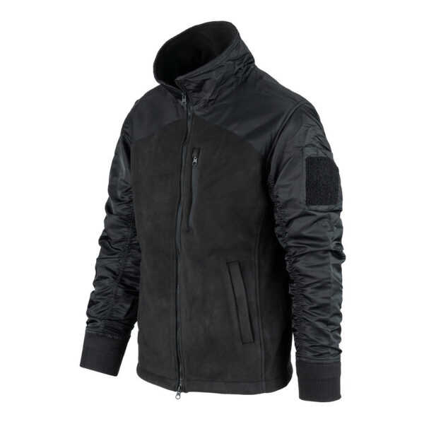 MA 1 Fleece Bomber Jacket9 De MA-1 Fleece Bomber Jacket combineert het beste van twee werelden: het comfort van een fleecejack en het iconische ontwerp van het MA-1 Bomberjack. Dit jack is gemaakt van superzachte fleece met nylon mouwen, waardoor het zowel warm als duurzaam is. Het jack is voorzien van een hoge kraag die extra bescherming biedt tegen de wind, perfect voor koude en winderige dagen. Het MA-1 Fleece Bomber Jacket is uitgerust met premium SBS ritsen voor soepele en betrouwbare sluiting. Twee zakken met ritssluiting aan de voorkant bieden voldoende opbergruimte voor je essentials, terwijl een borstzak met ritssluiting een handige plek biedt voor kleinere items. Het tijdloze ontwerp en de hoogwaardige materialen maken dit jack een uitstekende keuze voor dagelijks gebruik.