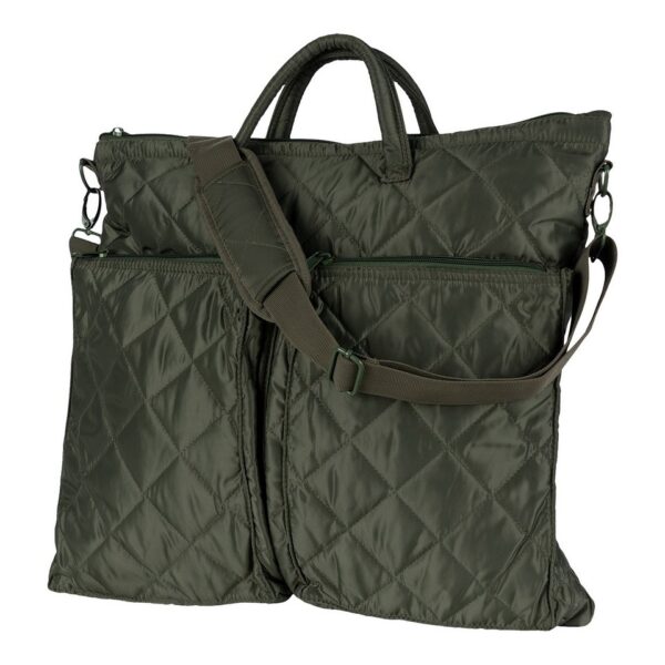 Pilot helmtas De Pilot Helmtas is een tas die functionaliteit en stijl moeiteloos combineert. Gemaakt van 100% polyester, biedt deze tas duurzaamheid en bescherming voor je spullen, terwijl de opvallende oranje binnenkant een unieke look geeft. De tas is ruim en praktisch, perfect voor dagelijks gebruik of voor het veilig vervoeren van je helm en andere benodigdheden. Aan de binnenkant van de tas vind je twee handige zakken die ideaal zijn voor het organiseren van kleinere items. De tas is verder voorzien van twee voorvakken met ritssluiting, waardoor je gemakkelijk toegang hebt tot je essentials. De verstelbare draagriem met vulling zorgt voor extra comfort, zelfs wanneer de tas zwaar beladen is.