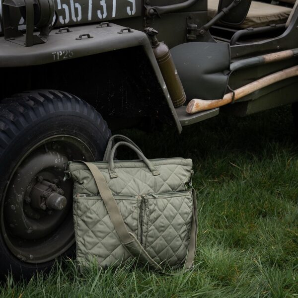 Pilot helmtas10 De Pilot Helmtas is een tas die functionaliteit en stijl moeiteloos combineert. Gemaakt van 100% polyester, biedt deze tas duurzaamheid en bescherming voor je spullen, terwijl de opvallende oranje binnenkant een unieke look geeft. De tas is ruim en praktisch, perfect voor dagelijks gebruik of voor het veilig vervoeren van je helm en andere benodigdheden. Aan de binnenkant van de tas vind je twee handige zakken die ideaal zijn voor het organiseren van kleinere items. De tas is verder voorzien van twee voorvakken met ritssluiting, waardoor je gemakkelijk toegang hebt tot je essentials. De verstelbare draagriem met vulling zorgt voor extra comfort, zelfs wanneer de tas zwaar beladen is.