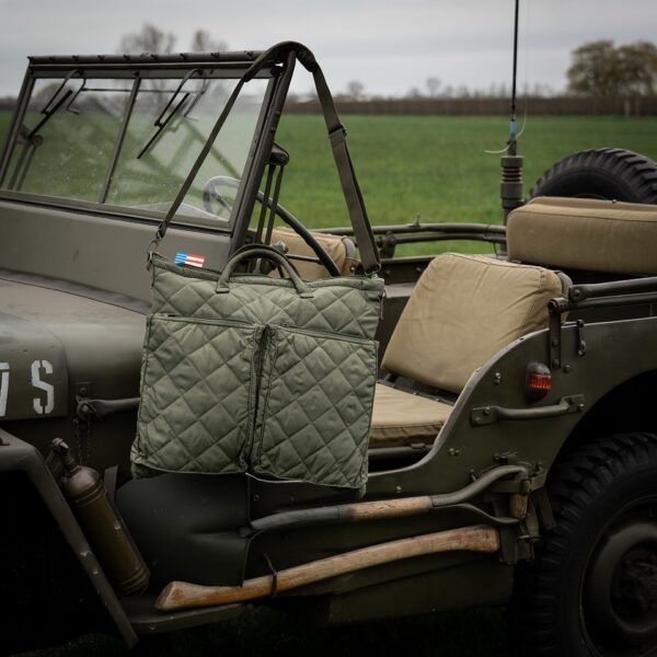 Pilot helmtas11 De Pilot Helmtas is een tas die functionaliteit en stijl moeiteloos combineert. Gemaakt van 100% polyester, biedt deze tas duurzaamheid en bescherming voor je spullen, terwijl de opvallende oranje binnenkant een unieke look geeft. De tas is ruim en praktisch, perfect voor dagelijks gebruik of voor het veilig vervoeren van je helm en andere benodigdheden. Aan de binnenkant van de tas vind je twee handige zakken die ideaal zijn voor het organiseren van kleinere items. De tas is verder voorzien van twee voorvakken met ritssluiting, waardoor je gemakkelijk toegang hebt tot je essentials. De verstelbare draagriem met vulling zorgt voor extra comfort, zelfs wanneer de tas zwaar beladen is.