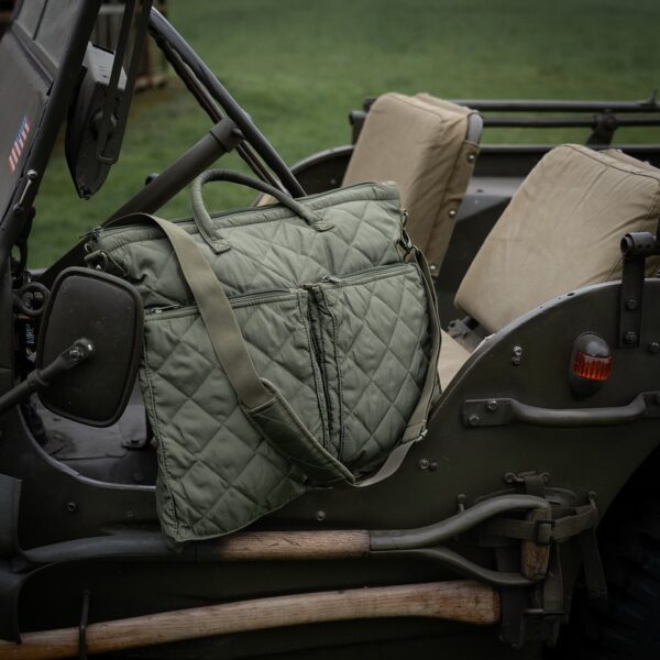 Pilot helmtas12 De Pilot Helmtas is een tas die functionaliteit en stijl moeiteloos combineert. Gemaakt van 100% polyester, biedt deze tas duurzaamheid en bescherming voor je spullen, terwijl de opvallende oranje binnenkant een unieke look geeft. De tas is ruim en praktisch, perfect voor dagelijks gebruik of voor het veilig vervoeren van je helm en andere benodigdheden. Aan de binnenkant van de tas vind je twee handige zakken die ideaal zijn voor het organiseren van kleinere items. De tas is verder voorzien van twee voorvakken met ritssluiting, waardoor je gemakkelijk toegang hebt tot je essentials. De verstelbare draagriem met vulling zorgt voor extra comfort, zelfs wanneer de tas zwaar beladen is.