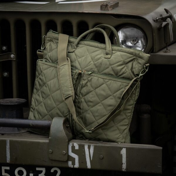 Pilot helmtas122 De Pilot Helmtas is een tas die functionaliteit en stijl moeiteloos combineert. Gemaakt van 100% polyester, biedt deze tas duurzaamheid en bescherming voor je spullen, terwijl de opvallende oranje binnenkant een unieke look geeft. De tas is ruim en praktisch, perfect voor dagelijks gebruik of voor het veilig vervoeren van je helm en andere benodigdheden. Aan de binnenkant van de tas vind je twee handige zakken die ideaal zijn voor het organiseren van kleinere items. De tas is verder voorzien van twee voorvakken met ritssluiting, waardoor je gemakkelijk toegang hebt tot je essentials. De verstelbare draagriem met vulling zorgt voor extra comfort, zelfs wanneer de tas zwaar beladen is.