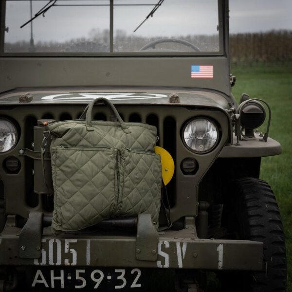 Pilot helmtas13 De Pilot Helmtas is een tas die functionaliteit en stijl moeiteloos combineert. Gemaakt van 100% polyester, biedt deze tas duurzaamheid en bescherming voor je spullen, terwijl de opvallende oranje binnenkant een unieke look geeft. De tas is ruim en praktisch, perfect voor dagelijks gebruik of voor het veilig vervoeren van je helm en andere benodigdheden. Aan de binnenkant van de tas vind je twee handige zakken die ideaal zijn voor het organiseren van kleinere items. De tas is verder voorzien van twee voorvakken met ritssluiting, waardoor je gemakkelijk toegang hebt tot je essentials. De verstelbare draagriem met vulling zorgt voor extra comfort, zelfs wanneer de tas zwaar beladen is.