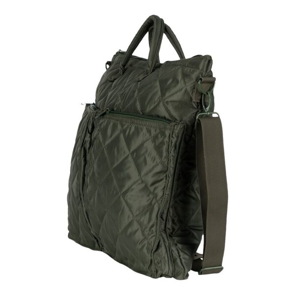 Pilot helmtas2 De Pilot Helmtas is een tas die functionaliteit en stijl moeiteloos combineert. Gemaakt van 100% polyester, biedt deze tas duurzaamheid en bescherming voor je spullen, terwijl de opvallende oranje binnenkant een unieke look geeft. De tas is ruim en praktisch, perfect voor dagelijks gebruik of voor het veilig vervoeren van je helm en andere benodigdheden. Aan de binnenkant van de tas vind je twee handige zakken die ideaal zijn voor het organiseren van kleinere items. De tas is verder voorzien van twee voorvakken met ritssluiting, waardoor je gemakkelijk toegang hebt tot je essentials. De verstelbare draagriem met vulling zorgt voor extra comfort, zelfs wanneer de tas zwaar beladen is.