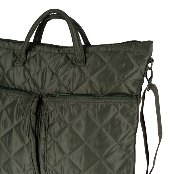 Pilot helmtas3 De Pilot Helmtas is een tas die functionaliteit en stijl moeiteloos combineert. Gemaakt van 100% polyester, biedt deze tas duurzaamheid en bescherming voor je spullen, terwijl de opvallende oranje binnenkant een unieke look geeft. De tas is ruim en praktisch, perfect voor dagelijks gebruik of voor het veilig vervoeren van je helm en andere benodigdheden. Aan de binnenkant van de tas vind je twee handige zakken die ideaal zijn voor het organiseren van kleinere items. De tas is verder voorzien van twee voorvakken met ritssluiting, waardoor je gemakkelijk toegang hebt tot je essentials. De verstelbare draagriem met vulling zorgt voor extra comfort, zelfs wanneer de tas zwaar beladen is.