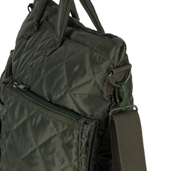 Pilot helmtas4 De Pilot Helmtas is een tas die functionaliteit en stijl moeiteloos combineert. Gemaakt van 100% polyester, biedt deze tas duurzaamheid en bescherming voor je spullen, terwijl de opvallende oranje binnenkant een unieke look geeft. De tas is ruim en praktisch, perfect voor dagelijks gebruik of voor het veilig vervoeren van je helm en andere benodigdheden. Aan de binnenkant van de tas vind je twee handige zakken die ideaal zijn voor het organiseren van kleinere items. De tas is verder voorzien van twee voorvakken met ritssluiting, waardoor je gemakkelijk toegang hebt tot je essentials. De verstelbare draagriem met vulling zorgt voor extra comfort, zelfs wanneer de tas zwaar beladen is.