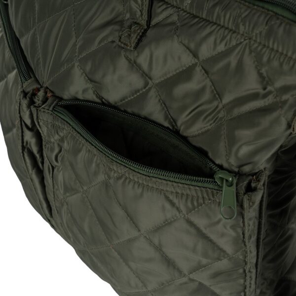 Pilot helmtas5 De Pilot Helmtas is een tas die functionaliteit en stijl moeiteloos combineert. Gemaakt van 100% polyester, biedt deze tas duurzaamheid en bescherming voor je spullen, terwijl de opvallende oranje binnenkant een unieke look geeft. De tas is ruim en praktisch, perfect voor dagelijks gebruik of voor het veilig vervoeren van je helm en andere benodigdheden. Aan de binnenkant van de tas vind je twee handige zakken die ideaal zijn voor het organiseren van kleinere items. De tas is verder voorzien van twee voorvakken met ritssluiting, waardoor je gemakkelijk toegang hebt tot je essentials. De verstelbare draagriem met vulling zorgt voor extra comfort, zelfs wanneer de tas zwaar beladen is.