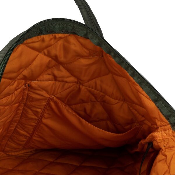Pilot helmtas7 De Pilot Helmtas is een tas die functionaliteit en stijl moeiteloos combineert. Gemaakt van 100% polyester, biedt deze tas duurzaamheid en bescherming voor je spullen, terwijl de opvallende oranje binnenkant een unieke look geeft. De tas is ruim en praktisch, perfect voor dagelijks gebruik of voor het veilig vervoeren van je helm en andere benodigdheden. Aan de binnenkant van de tas vind je twee handige zakken die ideaal zijn voor het organiseren van kleinere items. De tas is verder voorzien van twee voorvakken met ritssluiting, waardoor je gemakkelijk toegang hebt tot je essentials. De verstelbare draagriem met vulling zorgt voor extra comfort, zelfs wanneer de tas zwaar beladen is.