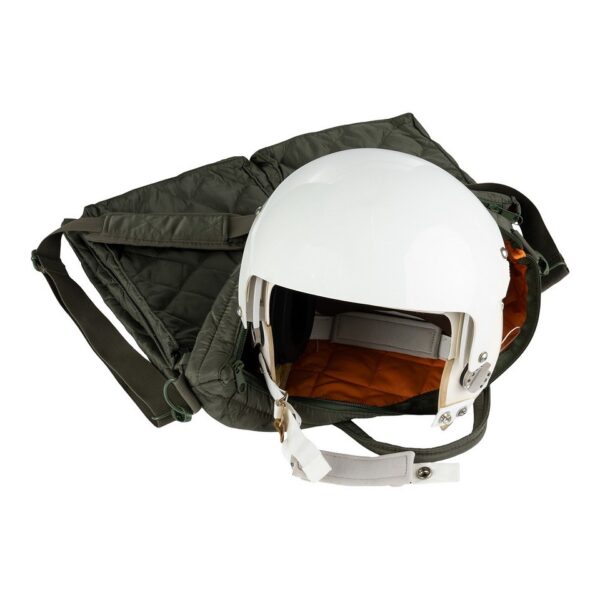 Pilot helmtas8 De Pilot Helmtas is een tas die functionaliteit en stijl moeiteloos combineert. Gemaakt van 100% polyester, biedt deze tas duurzaamheid en bescherming voor je spullen, terwijl de opvallende oranje binnenkant een unieke look geeft. De tas is ruim en praktisch, perfect voor dagelijks gebruik of voor het veilig vervoeren van je helm en andere benodigdheden. Aan de binnenkant van de tas vind je twee handige zakken die ideaal zijn voor het organiseren van kleinere items. De tas is verder voorzien van twee voorvakken met ritssluiting, waardoor je gemakkelijk toegang hebt tot je essentials. De verstelbare draagriem met vulling zorgt voor extra comfort, zelfs wanneer de tas zwaar beladen is.