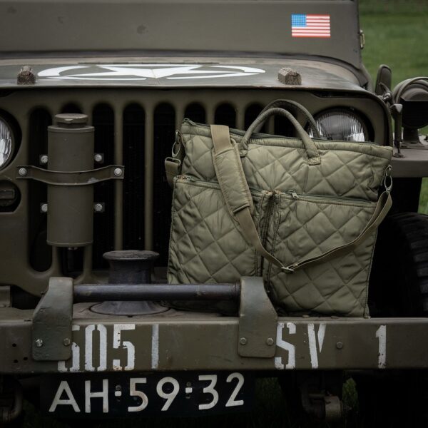 Pilot helmtas9 De Pilot Helmtas is een tas die functionaliteit en stijl moeiteloos combineert. Gemaakt van 100% polyester, biedt deze tas duurzaamheid en bescherming voor je spullen, terwijl de opvallende oranje binnenkant een unieke look geeft. De tas is ruim en praktisch, perfect voor dagelijks gebruik of voor het veilig vervoeren van je helm en andere benodigdheden. Aan de binnenkant van de tas vind je twee handige zakken die ideaal zijn voor het organiseren van kleinere items. De tas is verder voorzien van twee voorvakken met ritssluiting, waardoor je gemakkelijk toegang hebt tot je essentials. De verstelbare draagriem met vulling zorgt voor extra comfort, zelfs wanneer de tas zwaar beladen is.