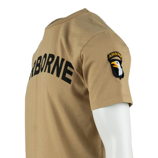 Premium T shirt 101st Airborne10 Het Premium 101st Airborne T-shirt combineert comfort, duurzaamheid en een unieke stijl. Gemaakt van 100% BCI-katoen, voelt dit T-shirt zacht aan en biedt het langdurig draagplezier. Door de garment dye behandeling krijgt het T-shirt een vintage uitstraling, waarbij subtiele kleur- en schaduwvariaties ontstaan. Dit maakt elk shirt uniek en geeft het een authentieke, doorleefde look. Het shirt is bovendien voorzien van geborduurde emblemen op de mouw, wat zorgt voor een stoere, militaire uitstraling met een washed effect. Met een kwaliteit van 240GSM is het T-shirt stevig en perfect voor dagelijks gebruik, terwijl het speciale verfproces zorgt voor een onderscheidend karakter. <a title="Maattabel" href="https://dedump.nl/wp-content/uploads/2024/08/Premium-T-shirt-101st-Airborne-Fostex-maattabel.png" target="_blank" rel="noopener noreferrer"><button><span style="color: #ef471f;font-size: medium"><strong>Maattabel</strong></span></button></a>