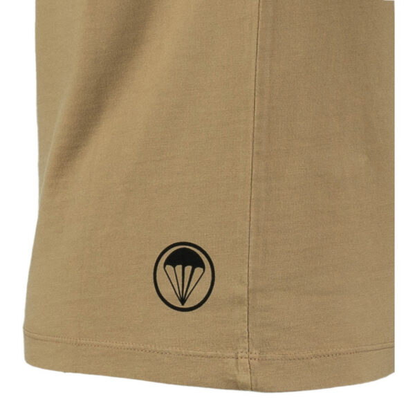 Premium T shirt 101st Airborne11 Het Premium 101st Airborne T-shirt combineert comfort, duurzaamheid en een unieke stijl. Gemaakt van 100% BCI-katoen, voelt dit T-shirt zacht aan en biedt het langdurig draagplezier. Door de garment dye behandeling krijgt het T-shirt een vintage uitstraling, waarbij subtiele kleur- en schaduwvariaties ontstaan. Dit maakt elk shirt uniek en geeft het een authentieke, doorleefde look. Het shirt is bovendien voorzien van geborduurde emblemen op de mouw, wat zorgt voor een stoere, militaire uitstraling met een washed effect. Met een kwaliteit van 240GSM is het T-shirt stevig en perfect voor dagelijks gebruik, terwijl het speciale verfproces zorgt voor een onderscheidend karakter. <a title="Maattabel" href="https://dedump.nl/wp-content/uploads/2024/08/Premium-T-shirt-101st-Airborne-Fostex-maattabel.png" target="_blank" rel="noopener noreferrer"><button><span style="color: #ef471f;font-size: medium"><strong>Maattabel</strong></span></button></a>