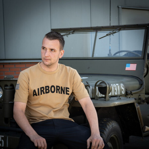 Premium T shirt 101st Airborne12 Het Premium 101st Airborne T-shirt combineert comfort, duurzaamheid en een unieke stijl. Gemaakt van 100% BCI-katoen, voelt dit T-shirt zacht aan en biedt het langdurig draagplezier. Door de garment dye behandeling krijgt het T-shirt een vintage uitstraling, waarbij subtiele kleur- en schaduwvariaties ontstaan. Dit maakt elk shirt uniek en geeft het een authentieke, doorleefde look. Het shirt is bovendien voorzien van geborduurde emblemen op de mouw, wat zorgt voor een stoere, militaire uitstraling met een washed effect. Met een kwaliteit van 240GSM is het T-shirt stevig en perfect voor dagelijks gebruik, terwijl het speciale verfproces zorgt voor een onderscheidend karakter. <a title="Maattabel" href="https://dedump.nl/wp-content/uploads/2024/08/Premium-T-shirt-101st-Airborne-Fostex-maattabel.png" target="_blank" rel="noopener noreferrer"><button><span style="color: #ef471f;font-size: medium"><strong>Maattabel</strong></span></button></a>