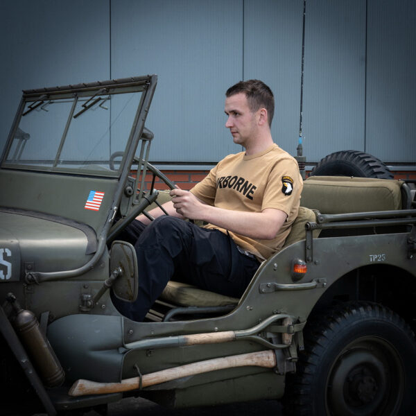 Premium T shirt 101st Airborne13 Het Premium 101st Airborne T-shirt combineert comfort, duurzaamheid en een unieke stijl. Gemaakt van 100% BCI-katoen, voelt dit T-shirt zacht aan en biedt het langdurig draagplezier. Door de garment dye behandeling krijgt het T-shirt een vintage uitstraling, waarbij subtiele kleur- en schaduwvariaties ontstaan. Dit maakt elk shirt uniek en geeft het een authentieke, doorleefde look. Het shirt is bovendien voorzien van geborduurde emblemen op de mouw, wat zorgt voor een stoere, militaire uitstraling met een washed effect. Met een kwaliteit van 240GSM is het T-shirt stevig en perfect voor dagelijks gebruik, terwijl het speciale verfproces zorgt voor een onderscheidend karakter. <a title="Maattabel" href="https://dedump.nl/wp-content/uploads/2024/08/Premium-T-shirt-101st-Airborne-Fostex-maattabel.png" target="_blank" rel="noopener noreferrer"><button><span style="color: #ef471f;font-size: medium"><strong>Maattabel</strong></span></button></a>