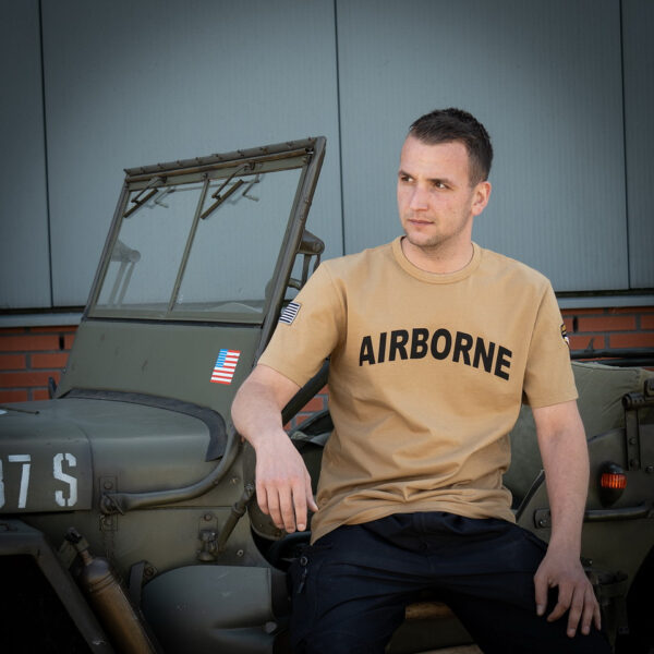 Premium T shirt 101st Airborne14 Het Premium 101st Airborne T-shirt combineert comfort, duurzaamheid en een unieke stijl. Gemaakt van 100% BCI-katoen, voelt dit T-shirt zacht aan en biedt het langdurig draagplezier. Door de garment dye behandeling krijgt het T-shirt een vintage uitstraling, waarbij subtiele kleur- en schaduwvariaties ontstaan. Dit maakt elk shirt uniek en geeft het een authentieke, doorleefde look. Het shirt is bovendien voorzien van geborduurde emblemen op de mouw, wat zorgt voor een stoere, militaire uitstraling met een washed effect. Met een kwaliteit van 240GSM is het T-shirt stevig en perfect voor dagelijks gebruik, terwijl het speciale verfproces zorgt voor een onderscheidend karakter. <a title="Maattabel" href="https://dedump.nl/wp-content/uploads/2024/08/Premium-T-shirt-101st-Airborne-Fostex-maattabel.png" target="_blank" rel="noopener noreferrer"><button><span style="color: #ef471f;font-size: medium"><strong>Maattabel</strong></span></button></a>