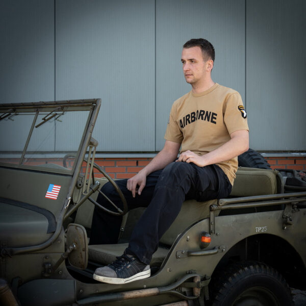 Premium T shirt 101st Airborne15 Het Premium 101st Airborne T-shirt combineert comfort, duurzaamheid en een unieke stijl. Gemaakt van 100% BCI-katoen, voelt dit T-shirt zacht aan en biedt het langdurig draagplezier. Door de garment dye behandeling krijgt het T-shirt een vintage uitstraling, waarbij subtiele kleur- en schaduwvariaties ontstaan. Dit maakt elk shirt uniek en geeft het een authentieke, doorleefde look. Het shirt is bovendien voorzien van geborduurde emblemen op de mouw, wat zorgt voor een stoere, militaire uitstraling met een washed effect. Met een kwaliteit van 240GSM is het T-shirt stevig en perfect voor dagelijks gebruik, terwijl het speciale verfproces zorgt voor een onderscheidend karakter. <a title="Maattabel" href="https://dedump.nl/wp-content/uploads/2024/08/Premium-T-shirt-101st-Airborne-Fostex-maattabel.png" target="_blank" rel="noopener noreferrer"><button><span style="color: #ef471f;font-size: medium"><strong>Maattabel</strong></span></button></a>