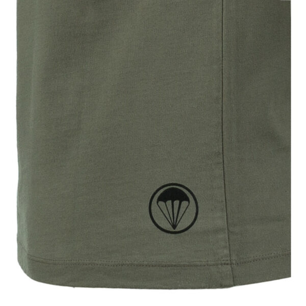 Premium T shirt 101st Airborne3 Het Premium 101st Airborne T-shirt combineert comfort, duurzaamheid en een unieke stijl. Gemaakt van 100% BCI-katoen, voelt dit T-shirt zacht aan en biedt het langdurig draagplezier. Door de garment dye behandeling krijgt het T-shirt een vintage uitstraling, waarbij subtiele kleur- en schaduwvariaties ontstaan. Dit maakt elk shirt uniek en geeft het een authentieke, doorleefde look. Het shirt is bovendien voorzien van geborduurde emblemen op de mouw, wat zorgt voor een stoere, militaire uitstraling met een washed effect. Met een kwaliteit van 240GSM is het T-shirt stevig en perfect voor dagelijks gebruik, terwijl het speciale verfproces zorgt voor een onderscheidend karakter. <a title="Maattabel" href="https://dedump.nl/wp-content/uploads/2024/08/Premium-T-shirt-101st-Airborne-Fostex-maattabel.png" target="_blank" rel="noopener noreferrer"><button><span style="color: #ef471f;font-size: medium"><strong>Maattabel</strong></span></button></a>