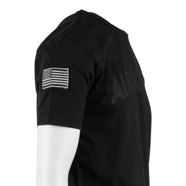 Premium T shirt 101st Airborne6 Het Premium 101st Airborne T-shirt combineert comfort, duurzaamheid en een unieke stijl. Gemaakt van 100% BCI-katoen, voelt dit T-shirt zacht aan en biedt het langdurig draagplezier. Door de garment dye behandeling krijgt het T-shirt een vintage uitstraling, waarbij subtiele kleur- en schaduwvariaties ontstaan. Dit maakt elk shirt uniek en geeft het een authentieke, doorleefde look. Het shirt is bovendien voorzien van geborduurde emblemen op de mouw, wat zorgt voor een stoere, militaire uitstraling met een washed effect. Met een kwaliteit van 240GSM is het T-shirt stevig en perfect voor dagelijks gebruik, terwijl het speciale verfproces zorgt voor een onderscheidend karakter. <a title="Maattabel" href="https://dedump.nl/wp-content/uploads/2024/08/Premium-T-shirt-101st-Airborne-Fostex-maattabel.png" target="_blank" rel="noopener noreferrer"><button><span style="color: #ef471f;font-size: medium"><strong>Maattabel</strong></span></button></a>