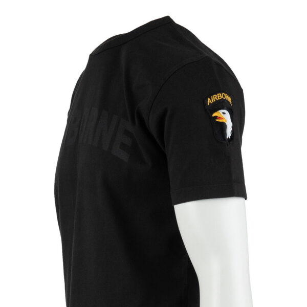 Premium T shirt 101st Airborne7 Het Premium 101st Airborne T-shirt combineert comfort, duurzaamheid en een unieke stijl. Gemaakt van 100% BCI-katoen, voelt dit T-shirt zacht aan en biedt het langdurig draagplezier. Door de garment dye behandeling krijgt het T-shirt een vintage uitstraling, waarbij subtiele kleur- en schaduwvariaties ontstaan. Dit maakt elk shirt uniek en geeft het een authentieke, doorleefde look. Het shirt is bovendien voorzien van geborduurde emblemen op de mouw, wat zorgt voor een stoere, militaire uitstraling met een washed effect. Met een kwaliteit van 240GSM is het T-shirt stevig en perfect voor dagelijks gebruik, terwijl het speciale verfproces zorgt voor een onderscheidend karakter. <a title="Maattabel" href="https://dedump.nl/wp-content/uploads/2024/08/Premium-T-shirt-101st-Airborne-Fostex-maattabel.png" target="_blank" rel="noopener noreferrer"><button><span style="color: #ef471f;font-size: medium"><strong>Maattabel</strong></span></button></a>