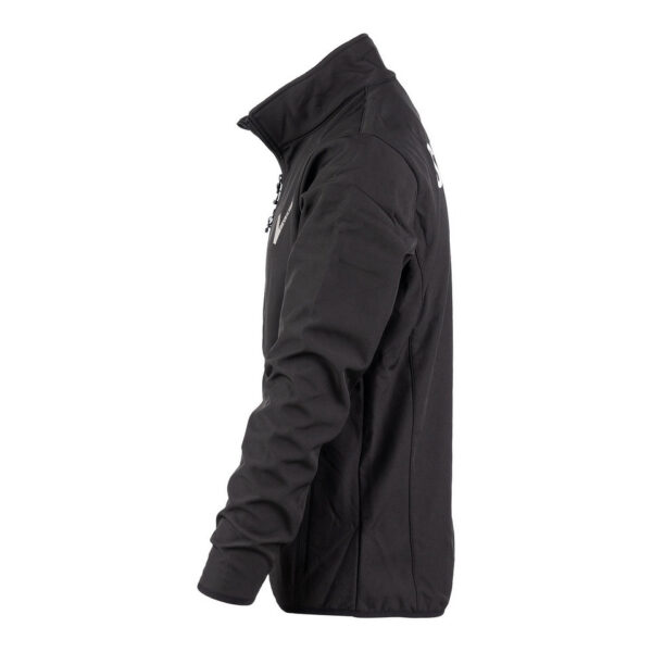 Softshell Jas Beveiliging V logo2 De <strong>softshell jas Beveiliging V-logo</strong> biedt een uitstekende combinatie van bescherming, comfort en professionele uitstraling voor beveiligingspersoneel. Deze jas is gemaakt van <strong>96% polyester</strong> en <strong>4% elastaan</strong>, waardoor hij waterafstotend en ademend is. Dit zorgt voor comfort en bescherming, zelfs tijdens lange diensten. Met het prominente 'Security'-opschrift op de rug en het beveiliging V-logo op de linkerborst, straalt deze jas autoriteit en professionaliteit uit.