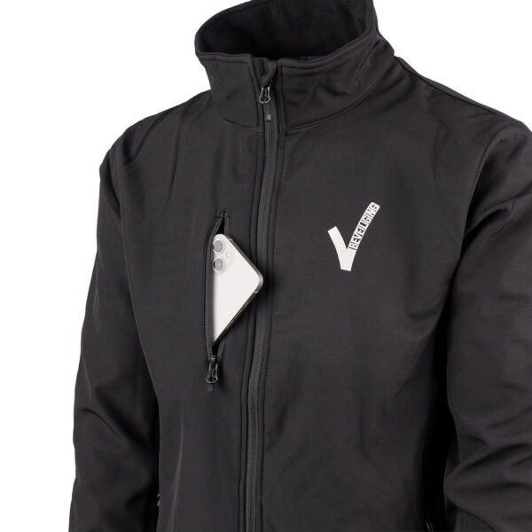 Softshell Jas Beveiliging V logo4 De <strong>softshell jas Beveiliging V-logo</strong> biedt een uitstekende combinatie van bescherming, comfort en professionele uitstraling voor beveiligingspersoneel. Deze jas is gemaakt van <strong>96% polyester</strong> en <strong>4% elastaan</strong>, waardoor hij waterafstotend en ademend is. Dit zorgt voor comfort en bescherming, zelfs tijdens lange diensten. Met het prominente 'Security'-opschrift op de rug en het beveiliging V-logo op de linkerborst, straalt deze jas autoriteit en professionaliteit uit.