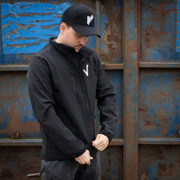 Softshell Jas Beveiliging V logo8 De <strong>softshell jas Beveiliging V-logo</strong> biedt een uitstekende combinatie van bescherming, comfort en professionele uitstraling voor beveiligingspersoneel. Deze jas is gemaakt van <strong>96% polyester</strong> en <strong>4% elastaan</strong>, waardoor hij waterafstotend en ademend is. Dit zorgt voor comfort en bescherming, zelfs tijdens lange diensten. Met het prominente 'Security'-opschrift op de rug en het beveiliging V-logo op de linkerborst, straalt deze jas autoriteit en professionaliteit uit.