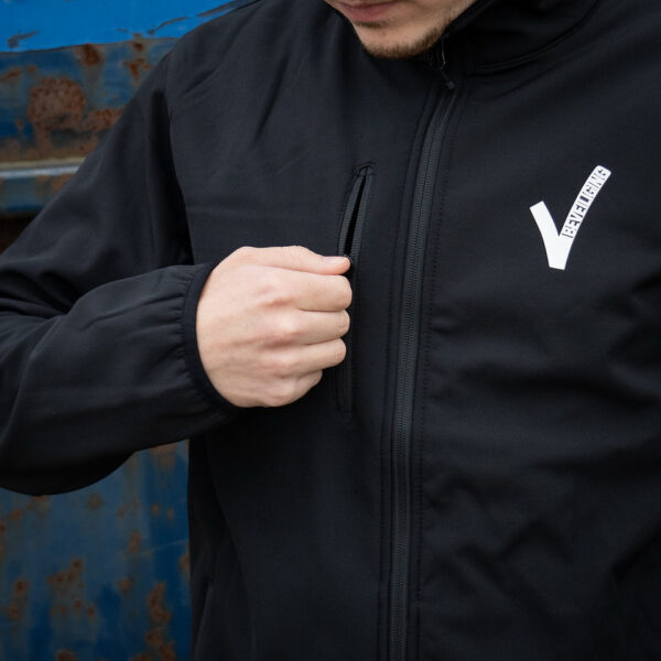 Softshell Jas Beveiliging V logo9 De <strong>softshell jas Beveiliging V-logo</strong> biedt een uitstekende combinatie van bescherming, comfort en professionele uitstraling voor beveiligingspersoneel. Deze jas is gemaakt van <strong>96% polyester</strong> en <strong>4% elastaan</strong>, waardoor hij waterafstotend en ademend is. Dit zorgt voor comfort en bescherming, zelfs tijdens lange diensten. Met het prominente 'Security'-opschrift op de rug en het beveiliging V-logo op de linkerborst, straalt deze jas autoriteit en professionaliteit uit.